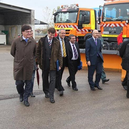 Juan Ignacio Diego, primero por la izquierda, durante una vista al material de carreteras que se va a utilizar en invierno.
