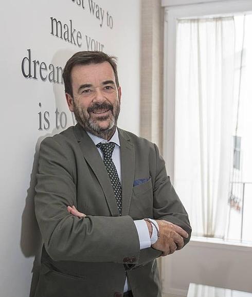 «Si coincido con mi adscripción al PP, me critican y si discrepo, también»