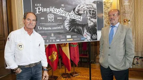 El alcalde de Valladolid, Javier León de la Riva (d), acompañado del presidente del club Turismoto, Mariano Parellada (i), ha anunciado la suspensión de la próxima edición de Pingüinos 2015.