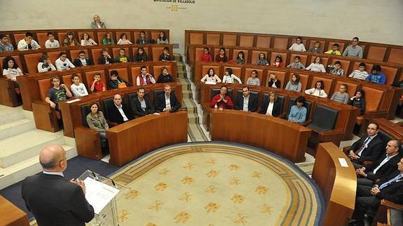 Los alumnos de los dos centros Miguel Delibes de la provincia y los alcaldes de los municipios escuchan atentamente a Jesús Julio Carnero