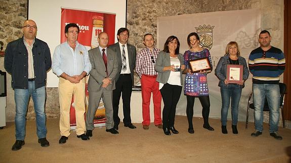 Hosteleros y representantes de Mahou posan junto al alcalde y la concejala de Turismo. M. Rico