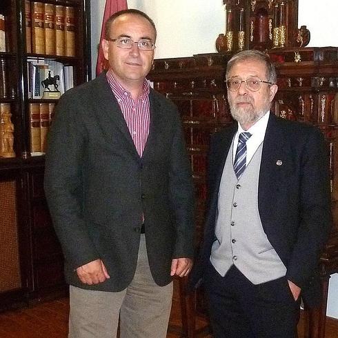 Santiago Baeza junto al que fuera rector de Valladolid, Marcos Sacristán