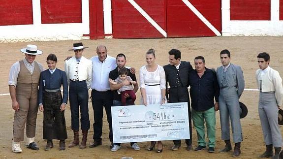 Los padres de Lucía con la pequeña y los participantes.