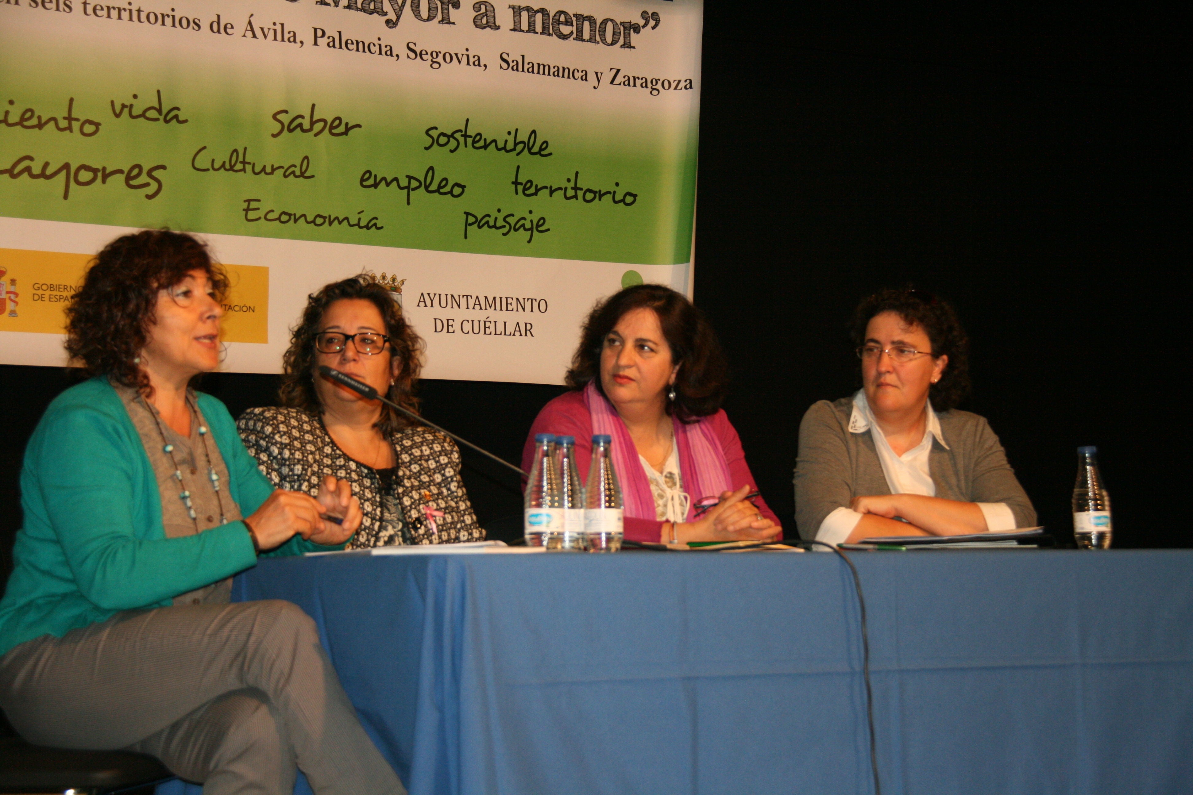 Josefa Martín (i), del grupo ASAM, de Salamanca; Carmen Gómez, concejala de Cultura; Rosa Arranz, presidenta de Ismur; y Marìa del Mar Martín, presidenta de Colectivos de Acción Solidaria. 