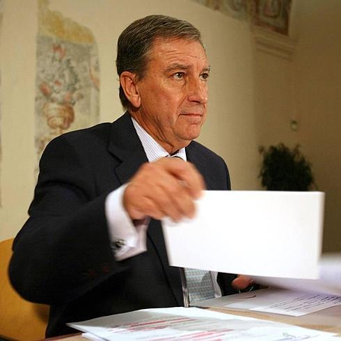 El consejero de Educación, Juan José Mateos, informa sobre las investigaciones efectuadas en seis comedores escolares de la Comunidad. 