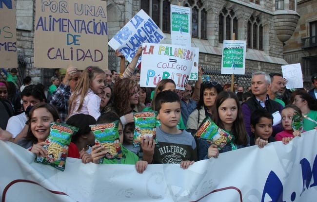 Padres y niños, juntos en la protesta contra Serunión.