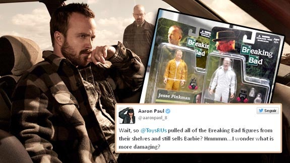 El actor Aaron Paul con los polémicos muñecos