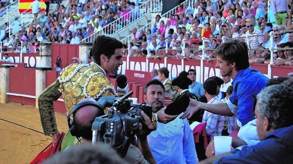 Juan Antonio Pérez brindándole el toro a El Juli en el certamen celebrado en Málaga, en el que fue el triunfador. 