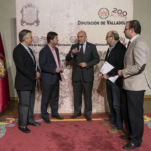 Artemio Domínguez, Juan José Zancada, Jesús Julio Carnero, Salvador Arpa y Víctor Alonso (de izquierda a derecha), posan en Pimentel tras la firma del acuerdo que garantizaba los presupuestos del 2014. 