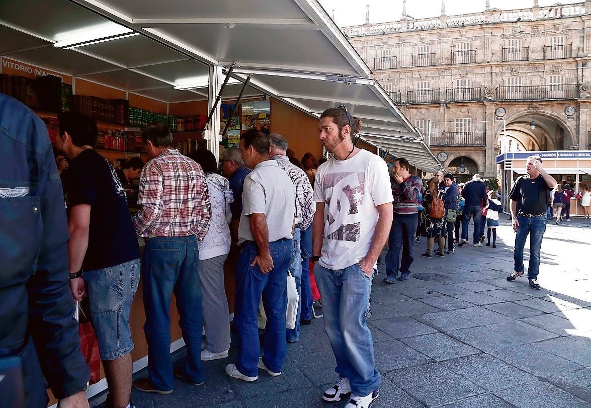 Cientos de personas se asomaron a los estands en laprimera jornada de la feria. 