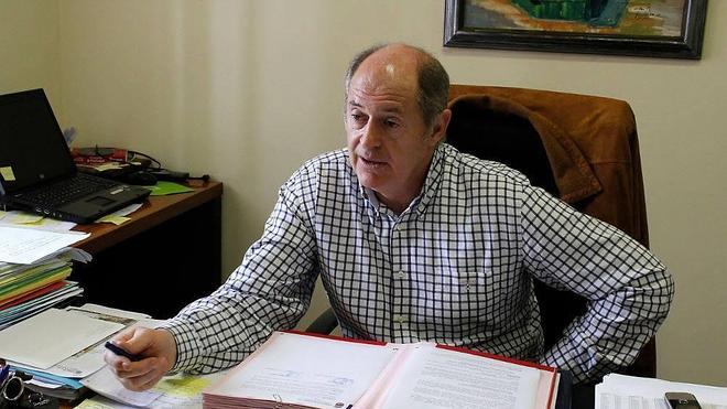 Luis Mariano Minguela, alcalde de LAguna de Duero, en su despacho. 