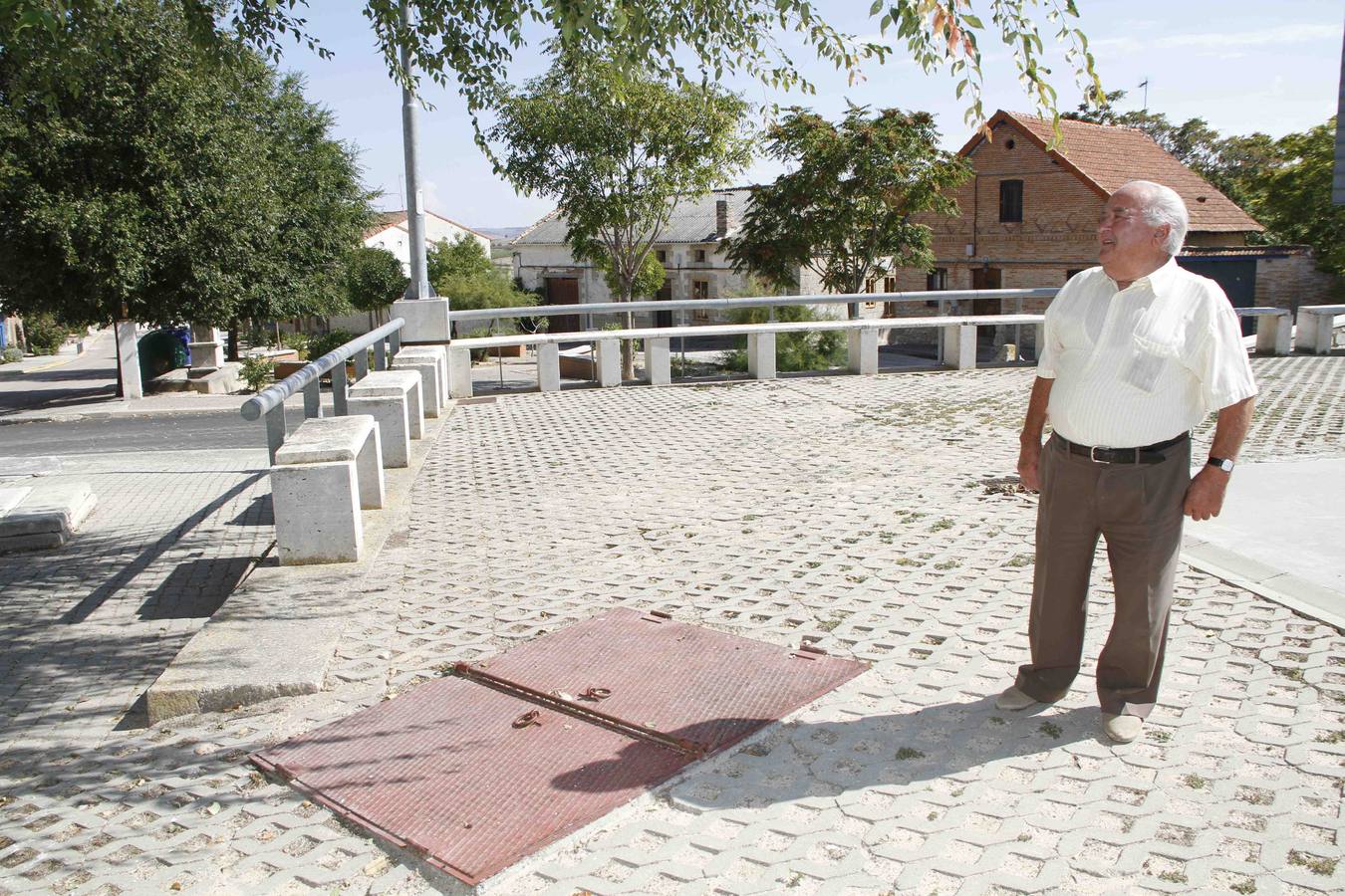 Miguel Sanz sontempla la plaza del pueblo. 