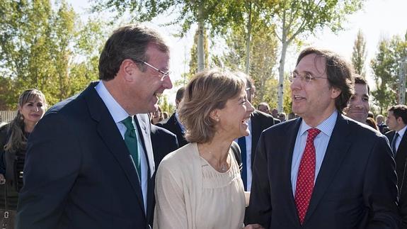 La ministra de Agricultura, Alimentación y Medio Ambiente, Isabel García Tejerina, junto al consejero de Medio Ambiente de la Junta, Antonio Silván, y el presidente y consejero celegado del Grupo Leche Pascual, Tomás Pascuall. 