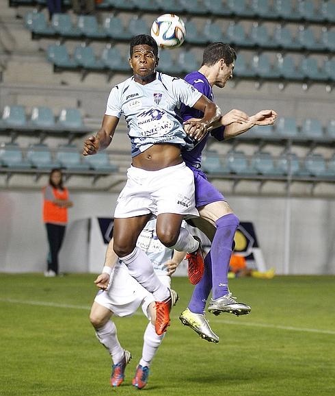 Álex pugna por un balón de cabeza ante el Cristo Atlético. 