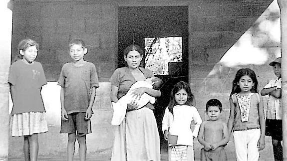 Una familia de la comunidad Segundo Montes en una de las viviendas financiadas desde Valladolid. ANTONIO CORBILLÓN