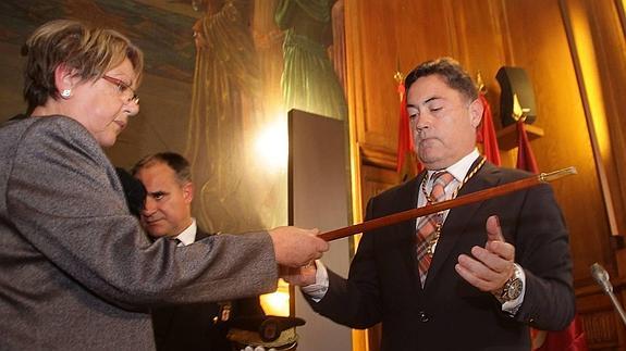 Marcos Martínez recibe el bastón de mando como presidente de la Diputación de León en sustitucion de la asesinada Isabel Carrasco. Peio García