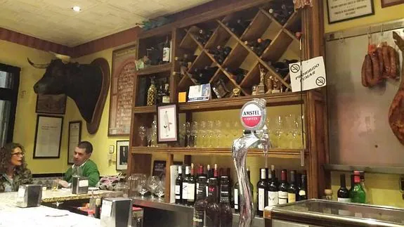 Interior del bar El Crisol, en Ávila.