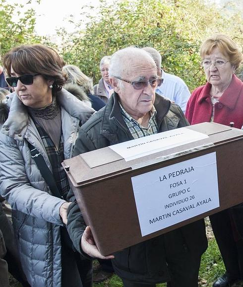 Traslado de los restos a un nuevo panteón en un acto de la Agrupación de Familiares de Personas Asesinadas en el Monte de la Pedraja. 