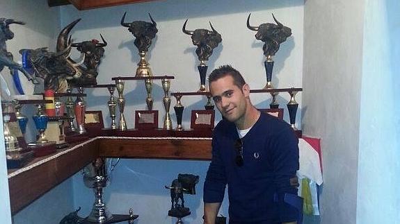 Dani Alonso posa con alguno de sus trofeos