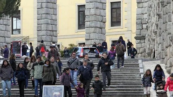 Turistas descienden la escalinata de Fernán García, junto al Acueducto de Segovia. 