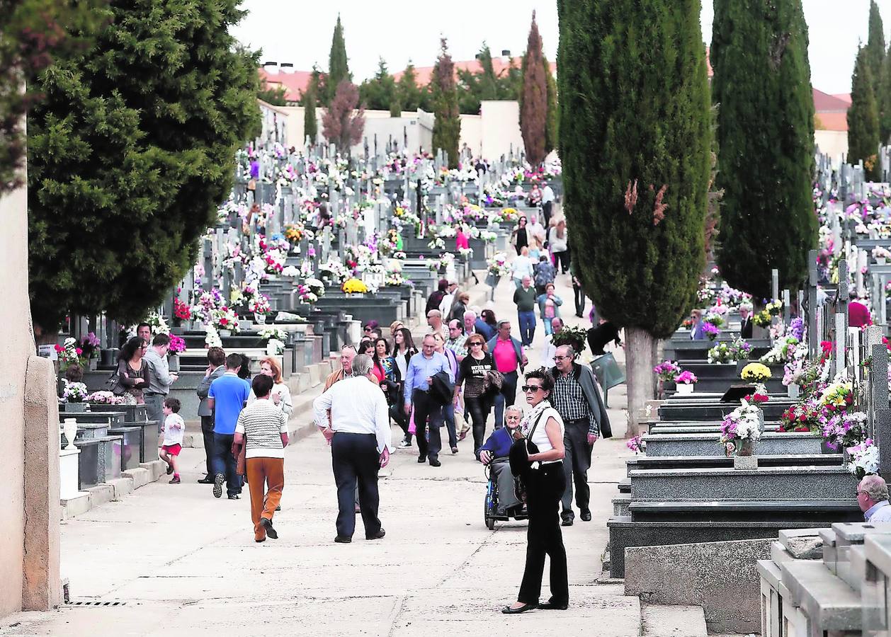 Aspecto que presentaba al mediodía el cementerio deSanCarlos Borromeo con motivo de la festividad de Todos los Santos.