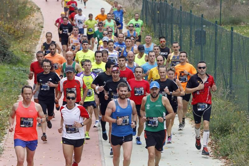 Participantes en la Media Maratón a la altura de la Lanera.