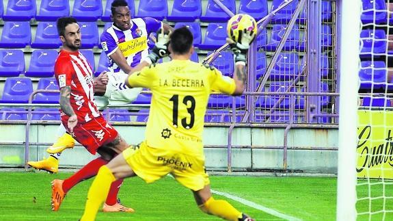 Mojica marca el primer gol, casi sin ángulo, ante un Becerra que no cubre el primer palo. 