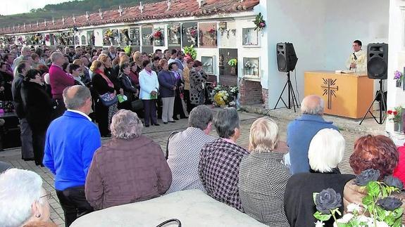 Asistentes a la misa en el cementerio de Guardo.