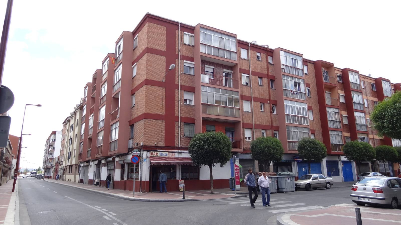 Bloque de la calle Templarios, en la esquina con Puente la Reina, en el que residía la víctima.  