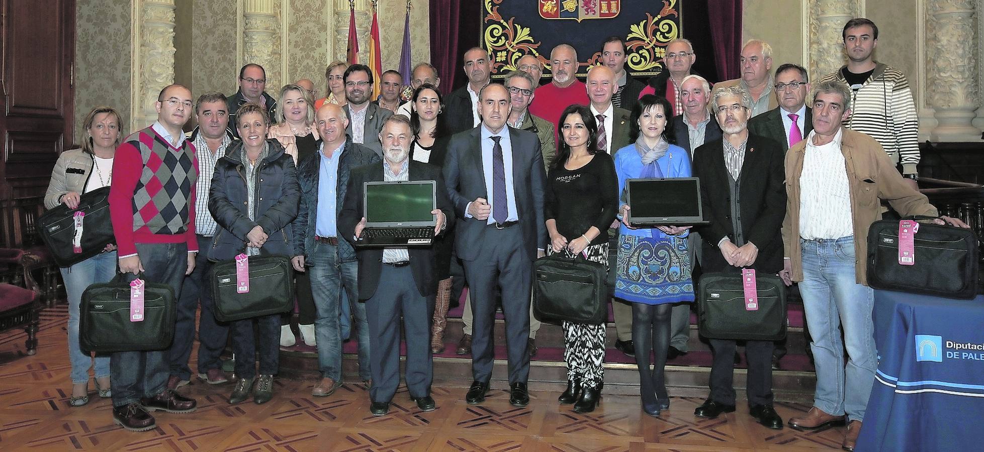 El presidente de la Diputación, José María Hernández, en el centro, con los alcaldes de los 25 municipios que han recibido los nuevos equipos informáticos. 