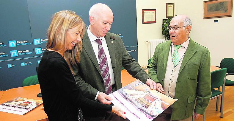 Carmen Fernández Caballero, Javier Villafruela y Jesús Felipe, ayer, contemplan el cartel del certamen. 