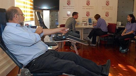 Un ciudadano dona sangre, ayer durante la jornada de extracción celebrada en la Diputación.