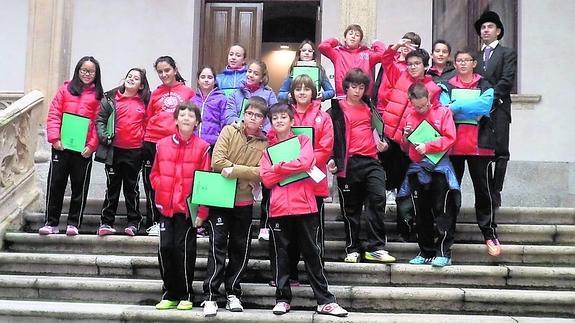 Alumnos de sexto de Primaria del colegio Calasanz en su visita ayer a la Diputación y su archivo. 