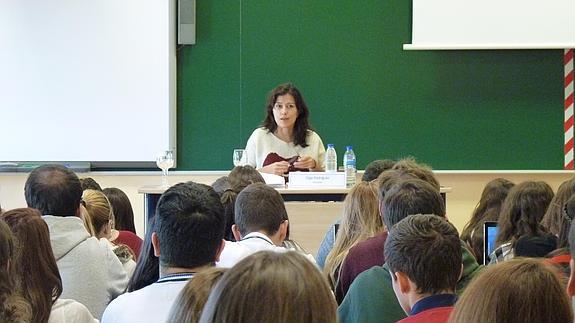 La periodista Olga Rodríguez, en un momento del encuentro con estudiantes de Periodismo.