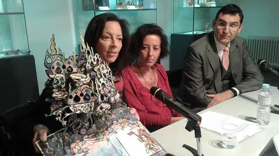 Ana María Ortega muestra uno de los libros deplegables, junto a Mercedes Cantalapiedra y Álvaro Gutiérrez.