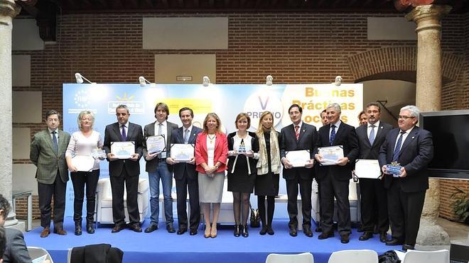 Jesús Enríquez, cuarto por la derecha, durante la entrega de premios. 