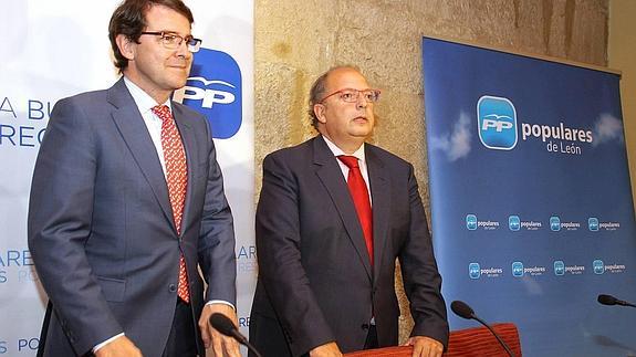 El PP de León celebra Comité Ejecutivo Extraordinario para elegir nuevo presidente provincial. En la imagen, el secretario autonómico del PP, Alfonso Fernández Mañueco, acompañado por el presidente en funciones del PP, Eduardo Fernández (a la derecha).
