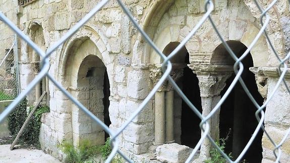 Sala capitular de Santa Cruz de la Zarza, a través de la verja que protege el histórico edificio.