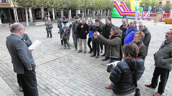 El médico Francisco Igea lee el manifiesto ante los palentinos concentrados en la Plaza Mayor.