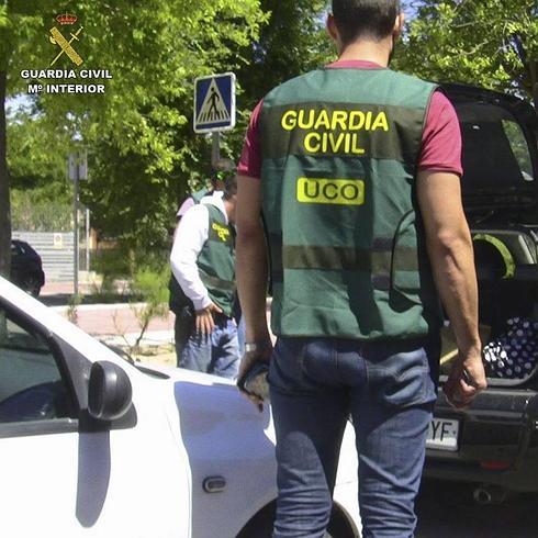 Un agente de la UCO durante un registro. 