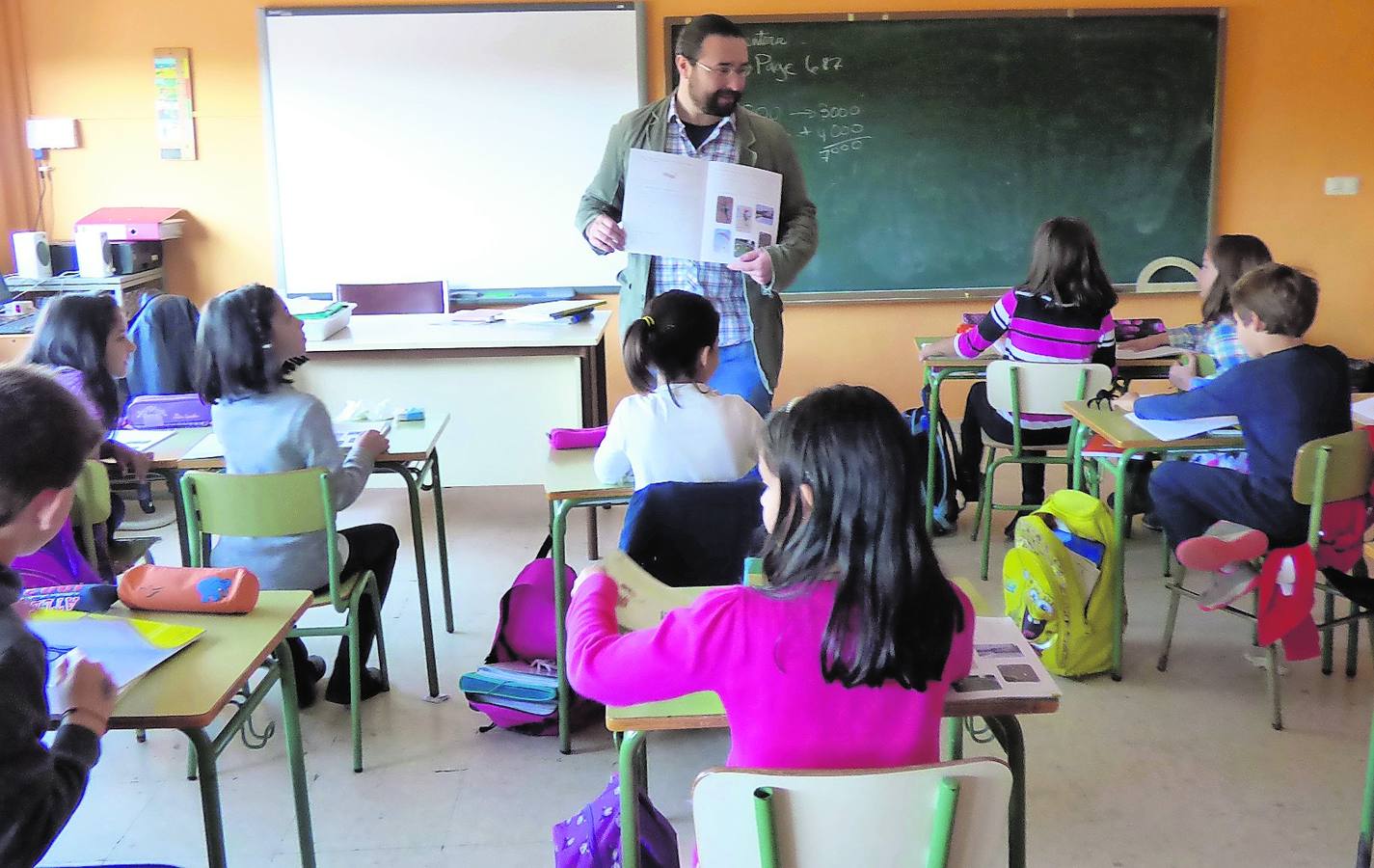 Juan Manuel Martínez, un americano procedente de Texas, en clase con los alumnos de Primaria del colegio Castilla y León de Aguilar.