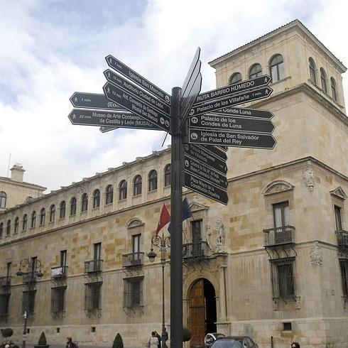 Puerta principal de entrada a la Diputación leonesa. 