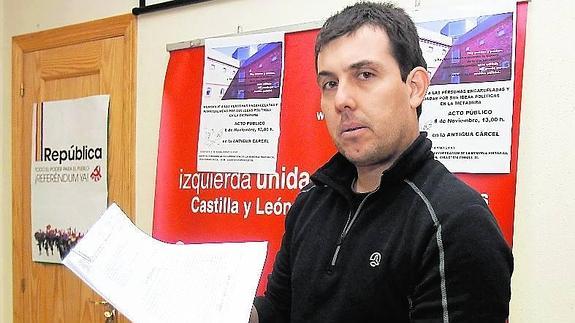 Iglesias muestra el documento del fallo judicial.