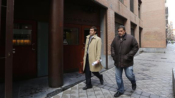 El concejal detenido, Francisco Claro (derecha), ayer a la salida de los Juzgados de Angustias.