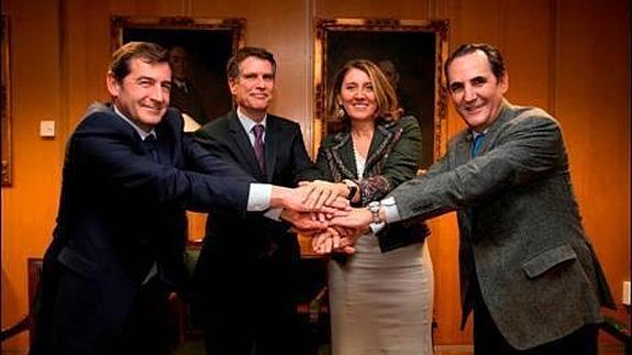 Víctor Audera, Jaime Guardiola, Begoña Cristeto y José Rolando Álvarez, tras la firma del acuerdo en la sede de la Secretaría General de Industria. EL NORTE