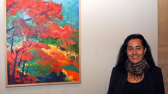 Beatriz del Río, junto a la obra expuesta en el zaguán de la Diputación. El Norte