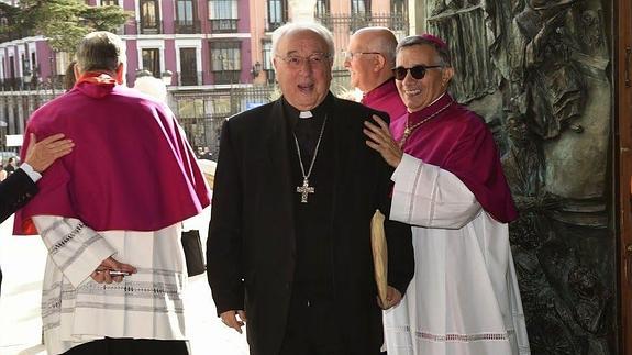 Monseñor Ángel Rubio, con monseñor César Franco, en la Catedral de la Almudena de Madrid.