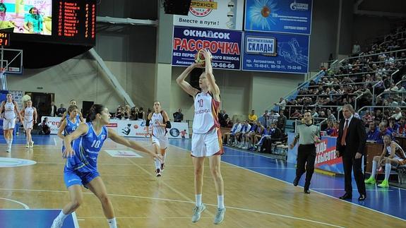 Marta Xargay defiende a Ovcharenko, por entonces en el Nadezhda, en el partido entre ambos equipos en 2011 en Orenburg. 