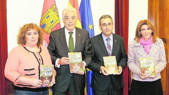 Marta del Pozo, Javier Galán, José Ángel Domínguez y Eva Picado, con la guía. 