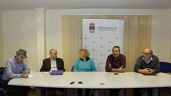 Los integrantes del jurado del certamen de poesía de Laguna de Duero, Fermín Herrero, Antonio Piedra, Elena Santiago, Carlos Aganzo y José María Muñoz Quirós.